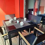 Patio Arena, 2 Etoiles, Terrasse, Parking, Wifi, Entree Et Sortie Autonomes, Local Velos